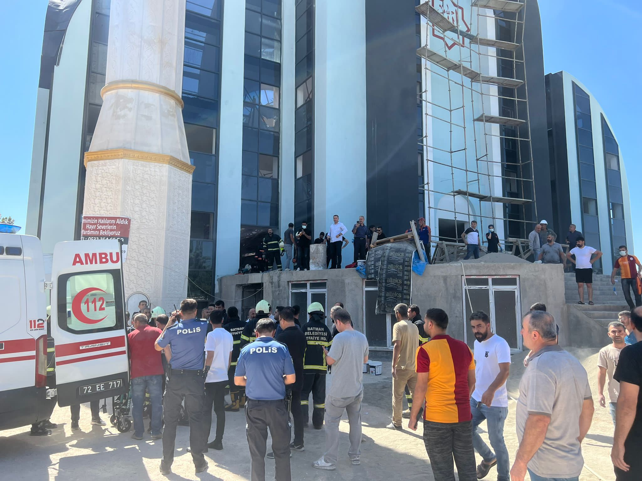 Camii iskelesi çöktü: 3 yaralı