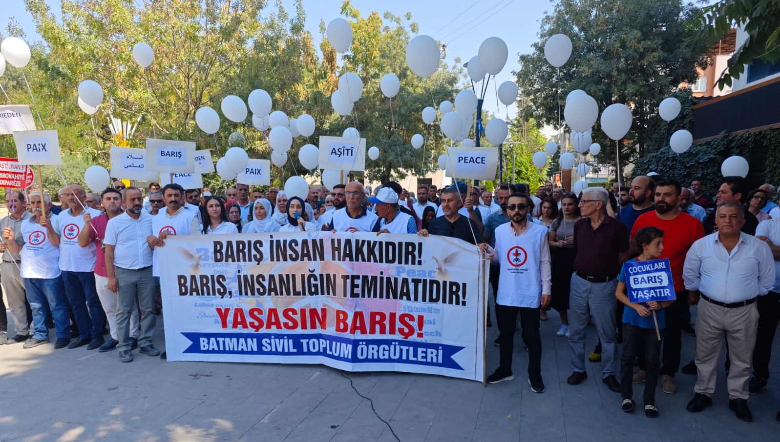 Gökyüzüne güvercin ve balon uçurdular