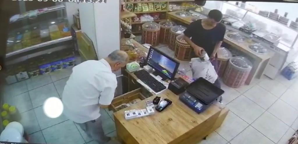 Sadaka kutusunu çaldı