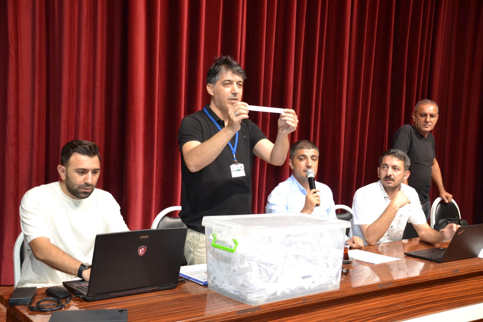 420 İşçi alımı için kura çekildi