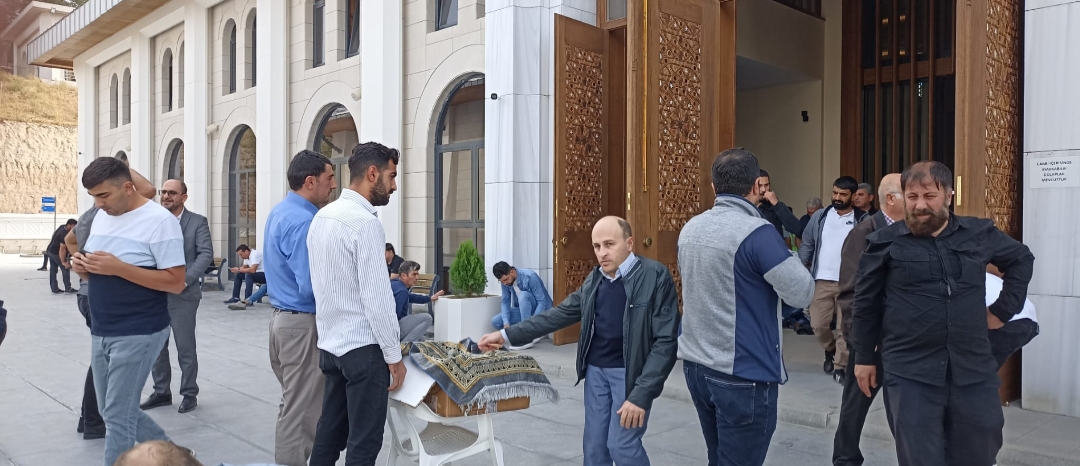 Batman’da cuma namazı sonrası Filistin için para toplandı. 