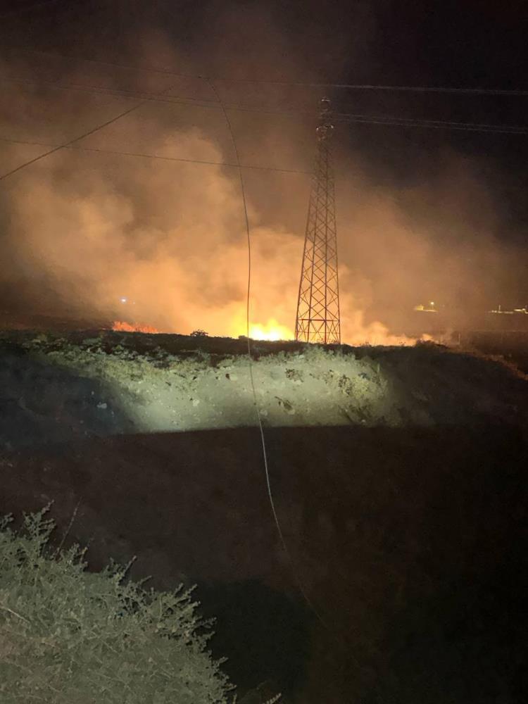 Anız yangını geceyi aydınlattı