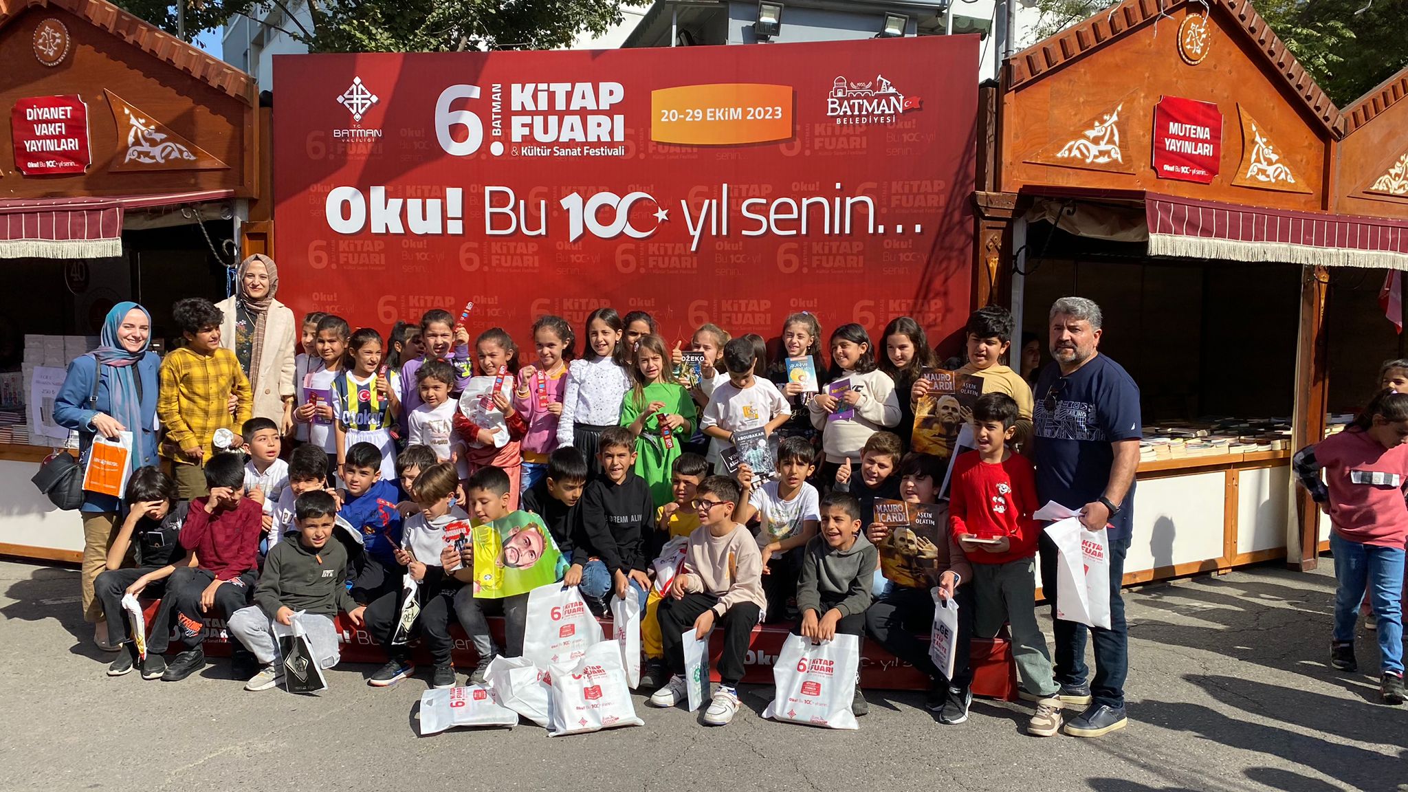 Atatürk ilkokul öğrencileri kitap fuarındaydı