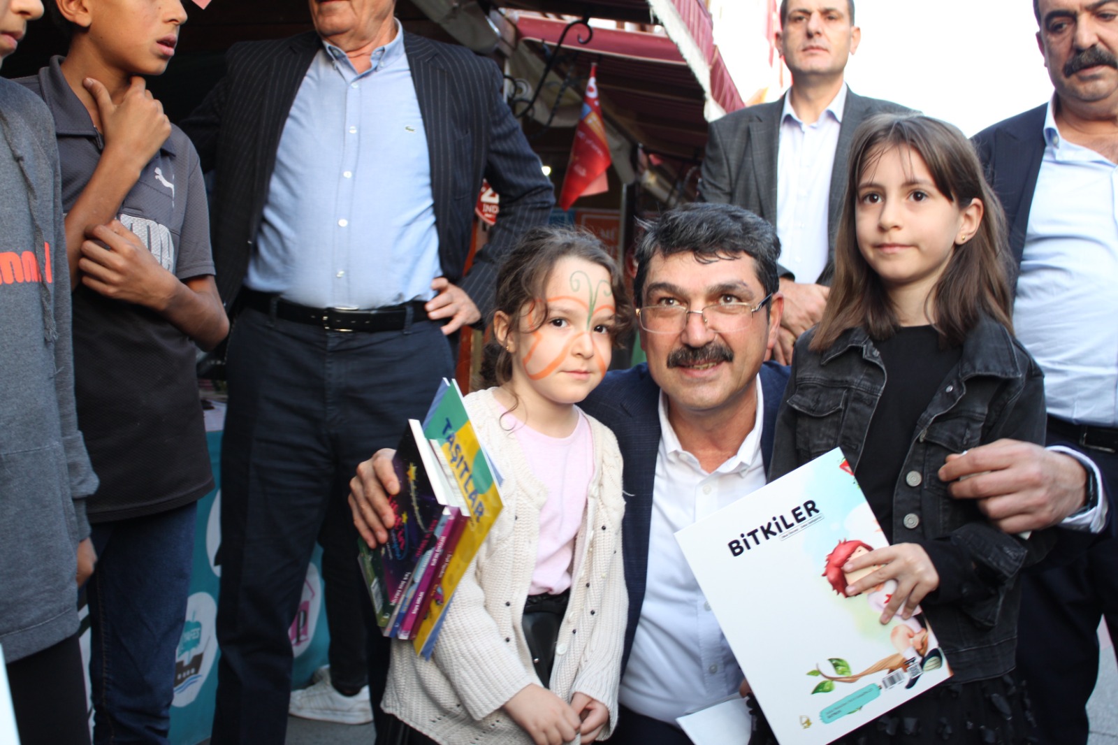 Çocuklara kitap hediye etti