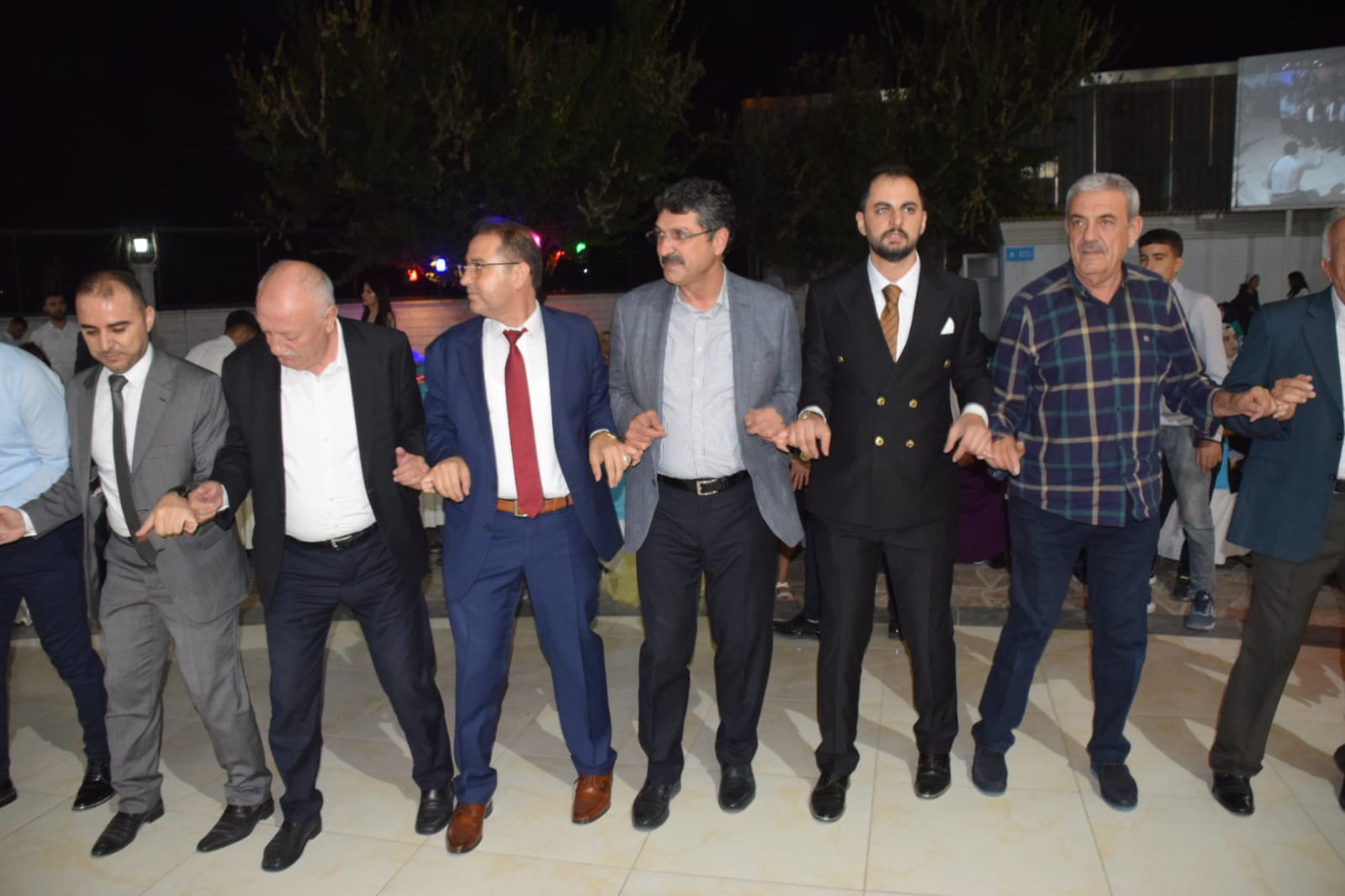 Düğünde vatandaşlarla halay çekti