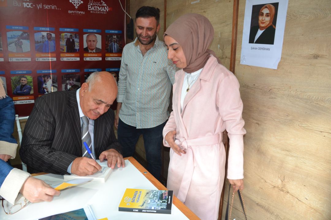 Gazeteci İzgi, kitabını imzaladı