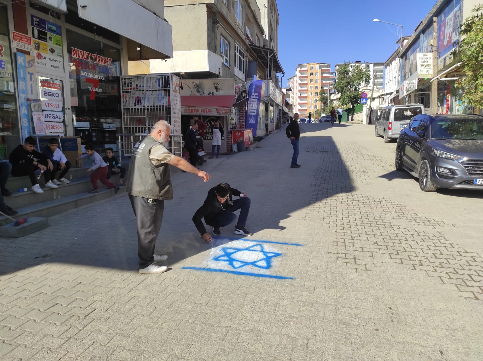 İsrail bayrağını yere çizdi