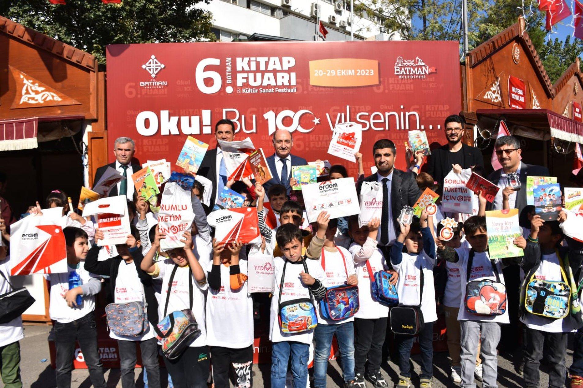 Kitap fuarında öğrencilerle buluştu