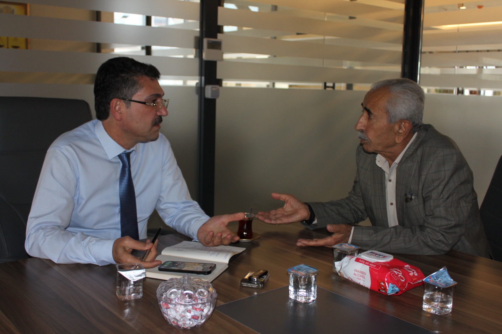 Külliyede talepleri dinliyor