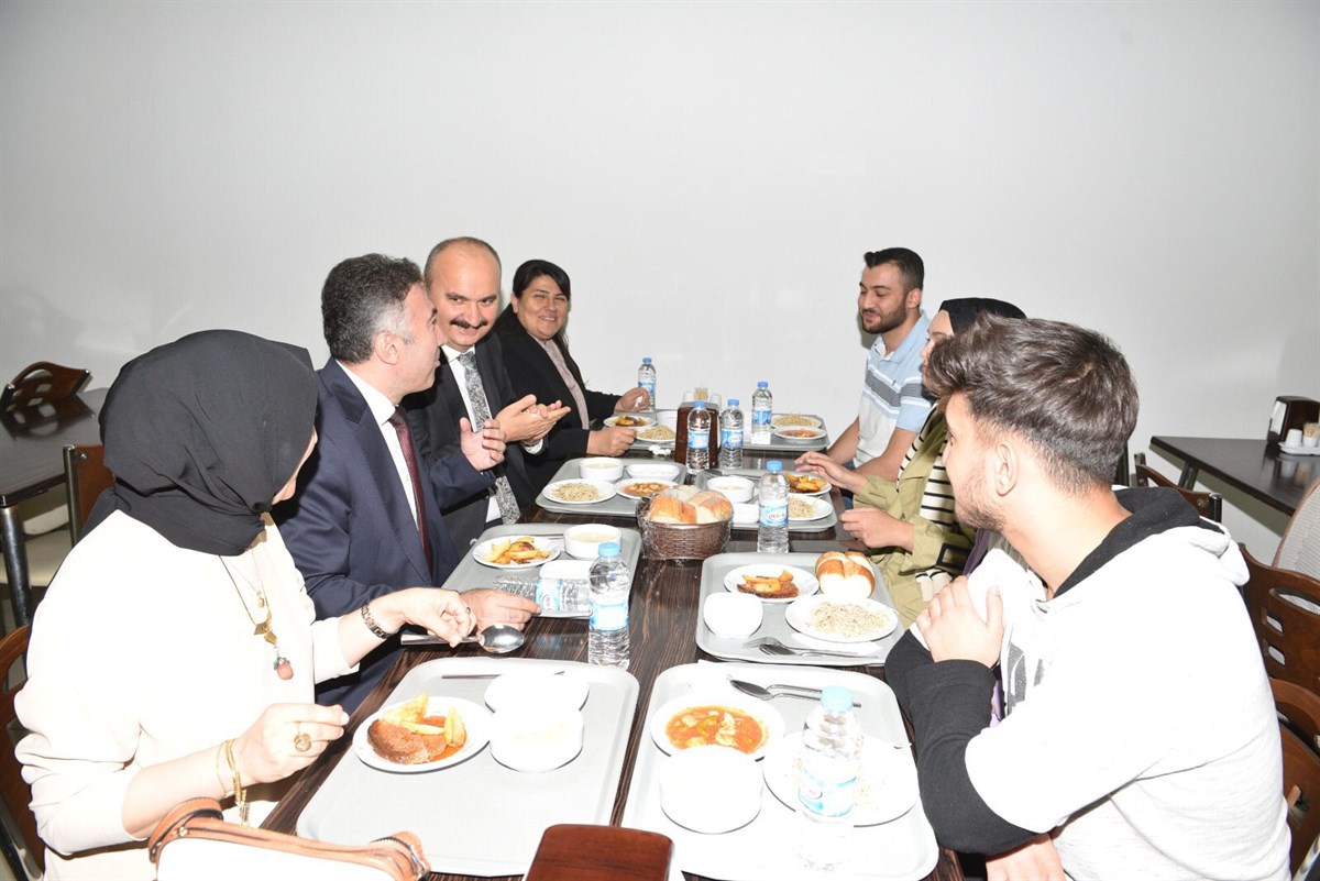 Öğrencilerle yemekte bir araya geldi