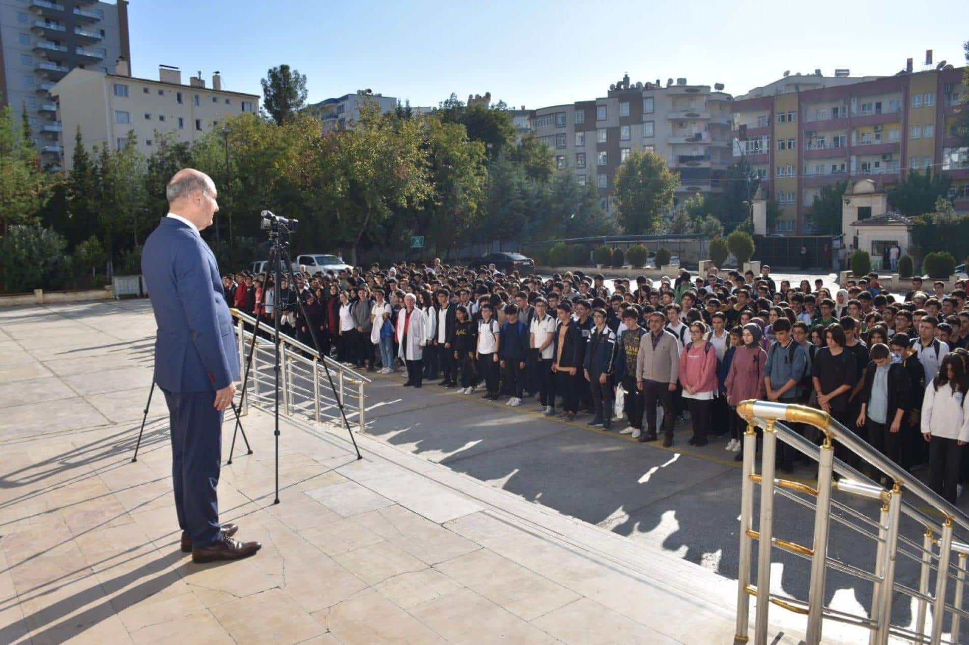 Okullarda şehit çocuklar için saygı duruşu