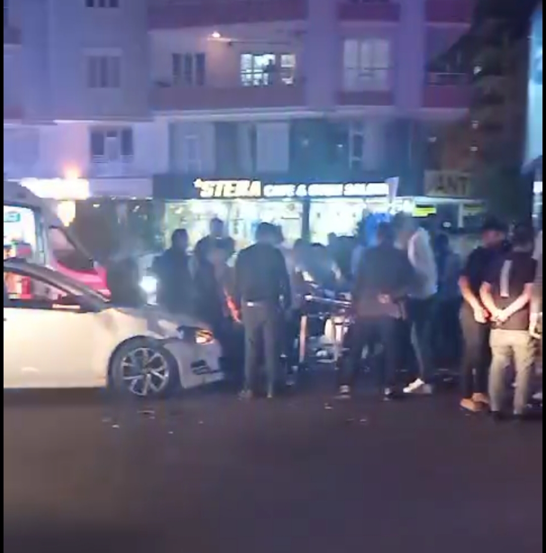 Otomobil, motosikletle çarpıştı