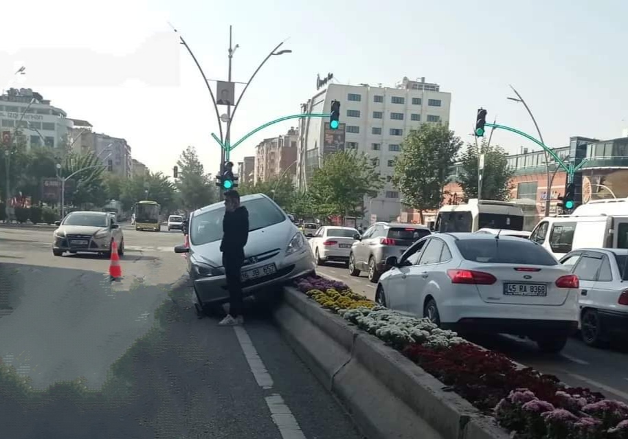 Otomobil orta refüje çarptı