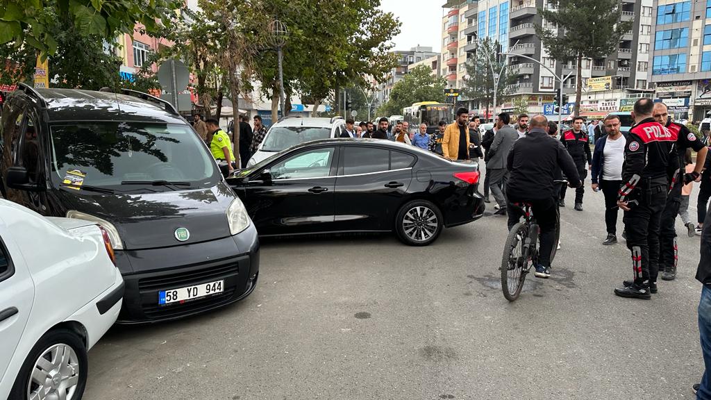 Park halindeki araca çarptı