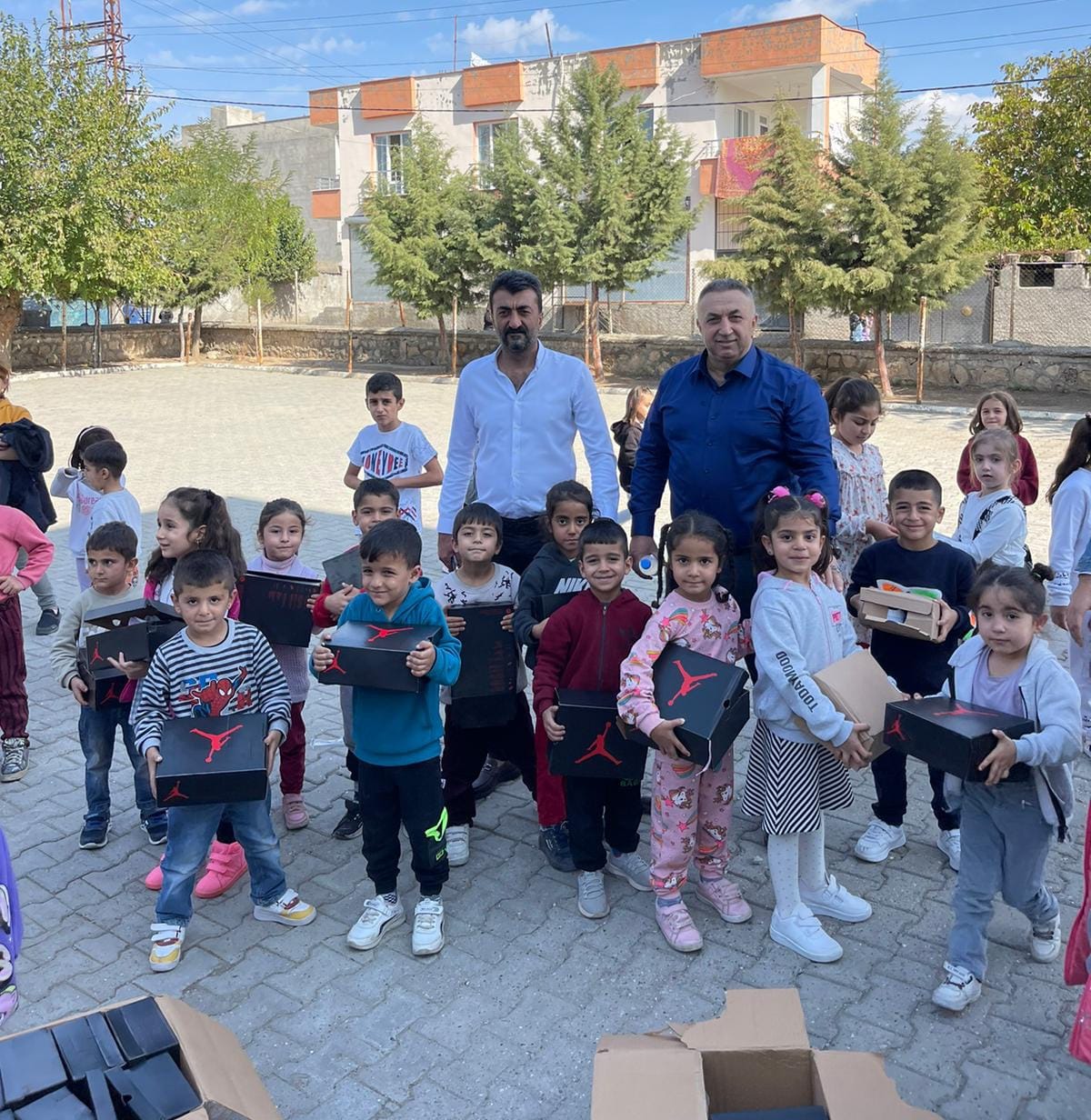 Polis memuru Güzel’den ayakkabı jesti