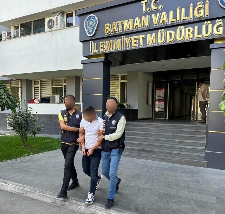 Siber suç işleyen 10 kişi tutuklandı