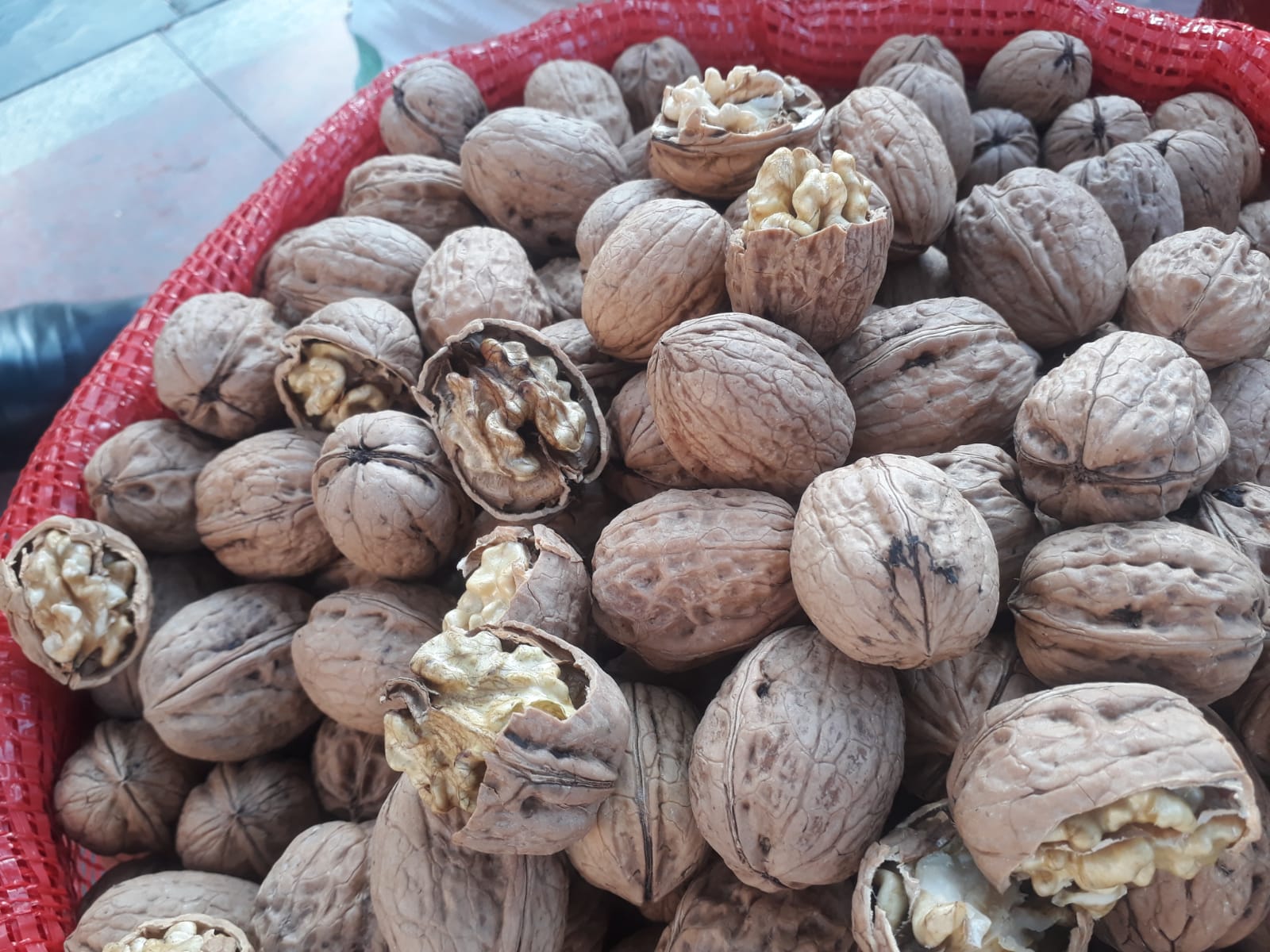 Ukrayna ve Adilcevaz cevizlerini satıyor