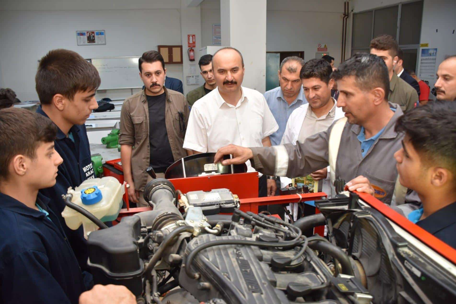 Vali Canalp’ten meslek lisesine ziyaret