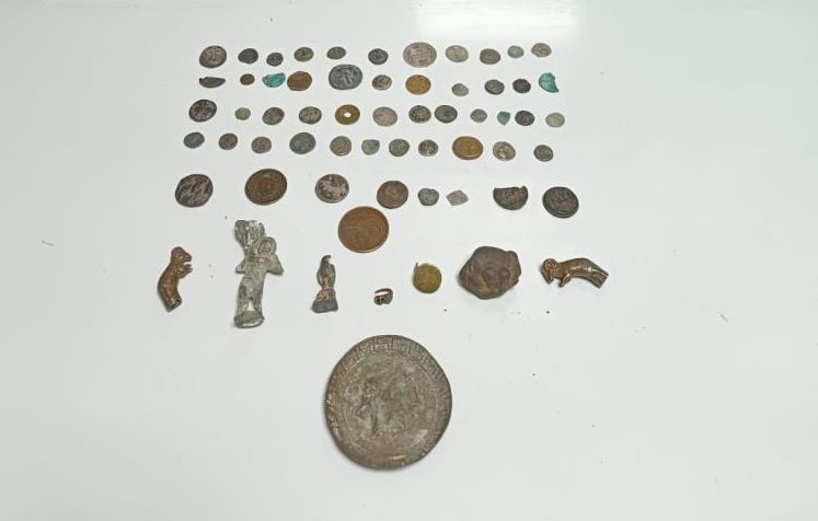 Yolcu valizinden tarihi eser çıktı