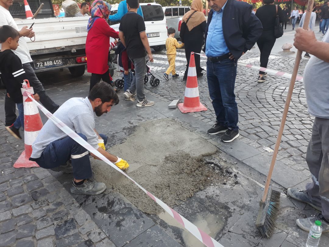 Bozuk satıhlar onarılıyor