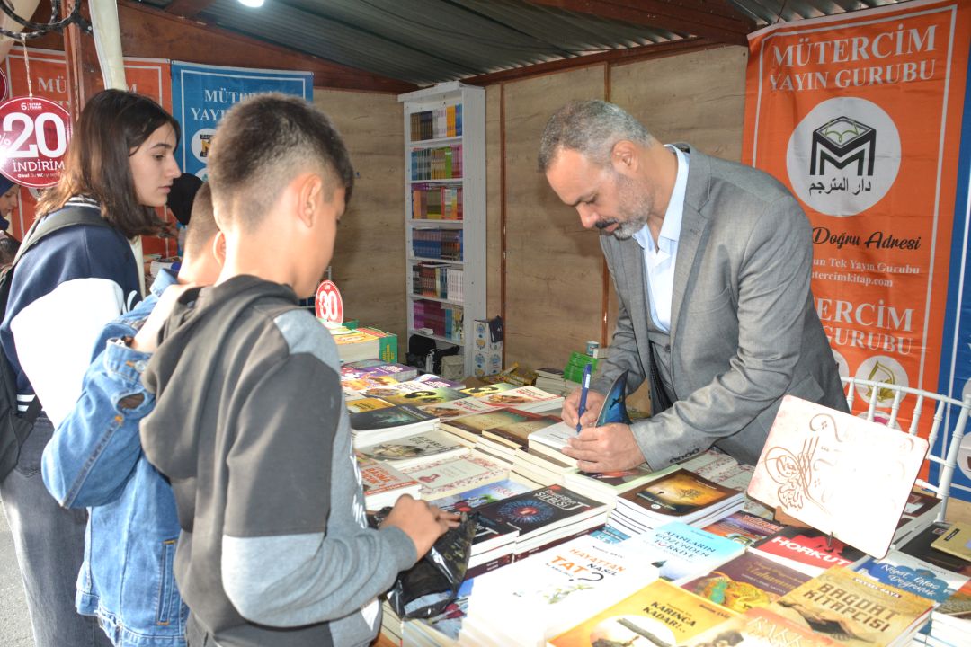 Yazar Özmen kitaplarını imzaladı