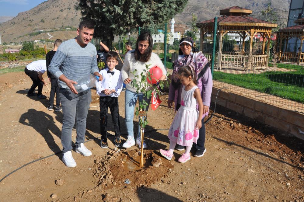 100.YILDA 100 FİDAN EKTİLER