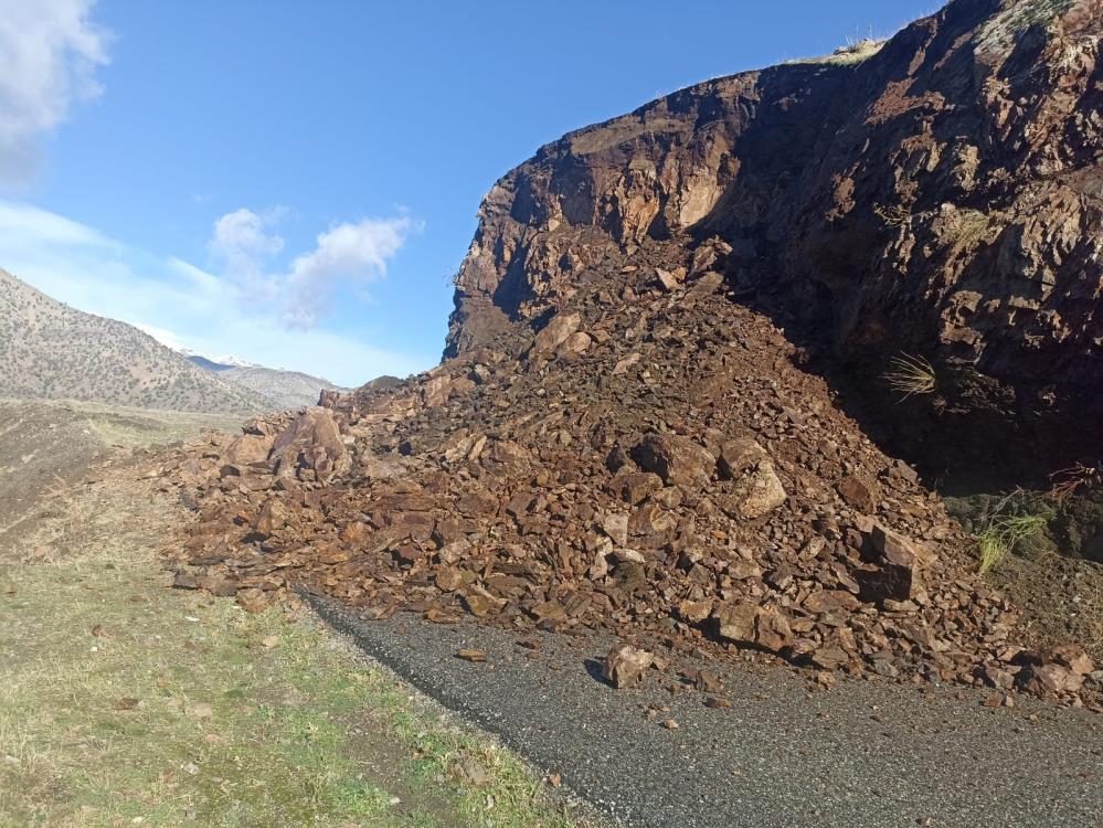 17 Köyün yolu ulaşıma kapandı