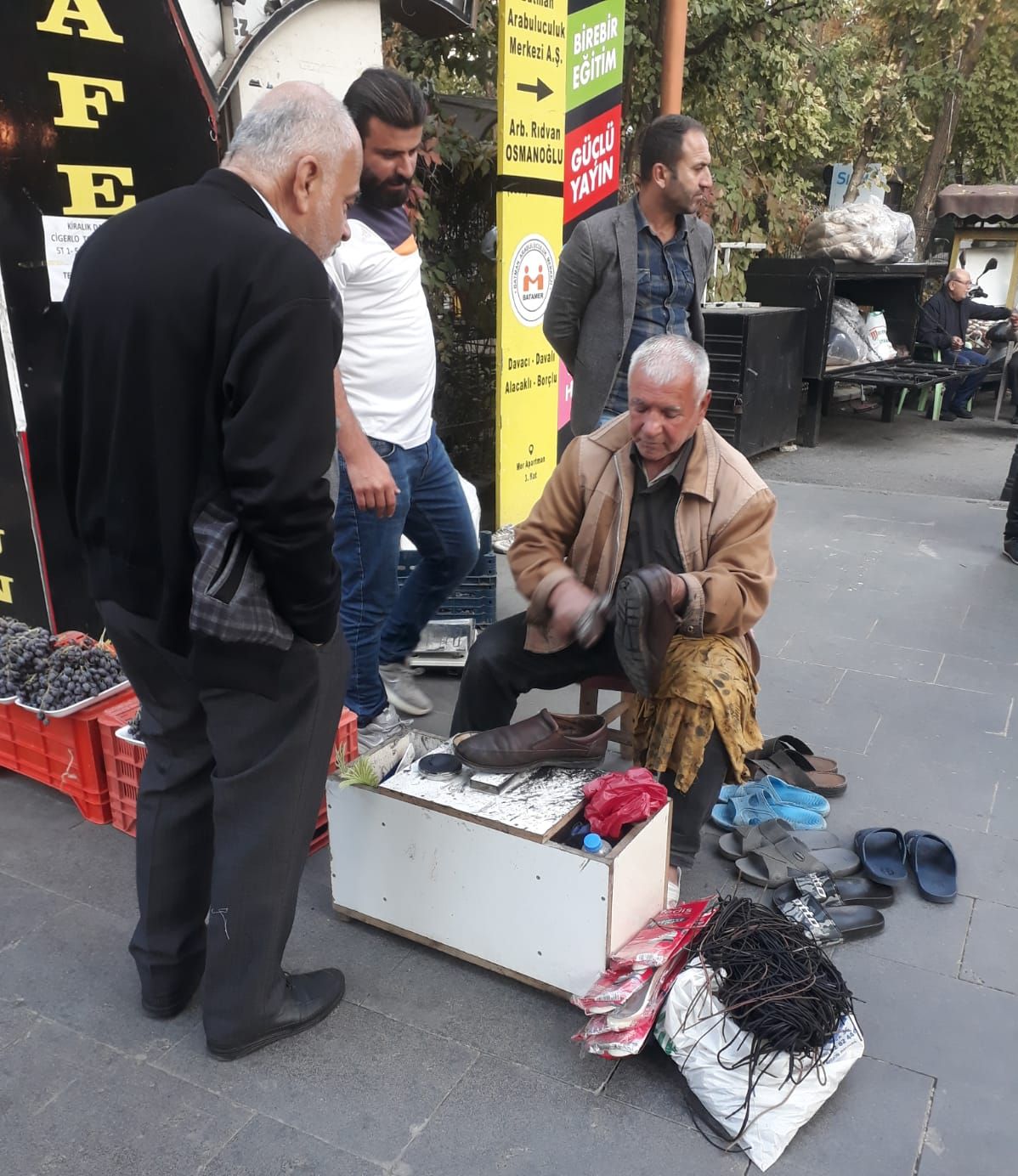 25 Yıldır ayakkabı boyuyor