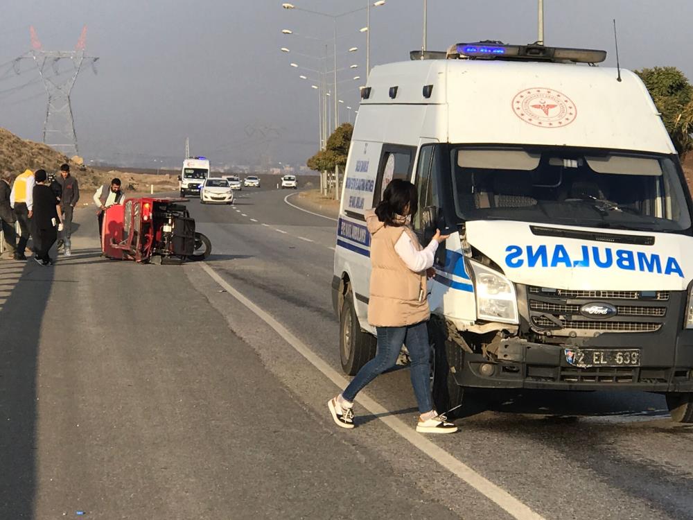 Ambulans ile çarpıştı