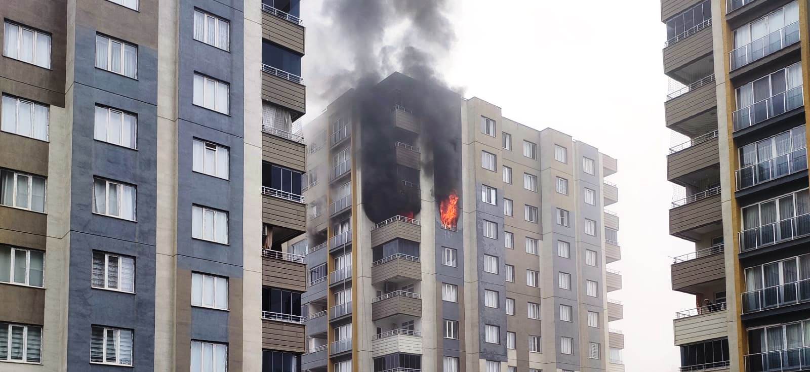 Apartmanda korkutan yangın 