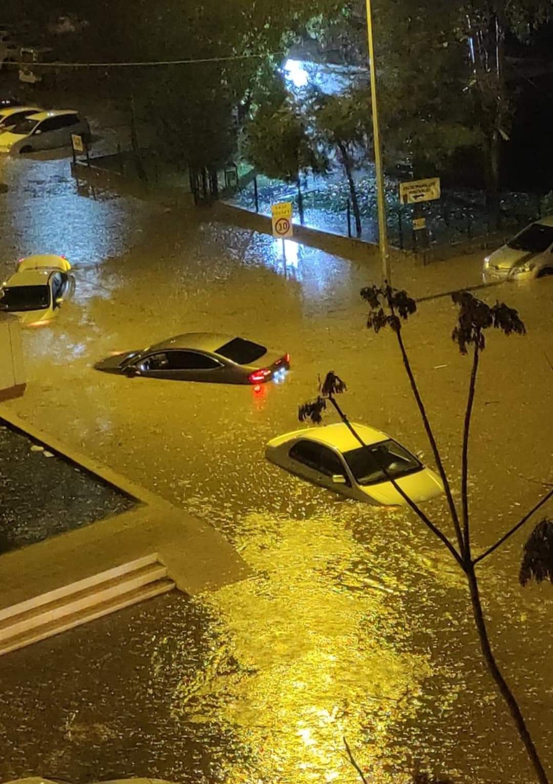 Araçlar sulara gömüldü