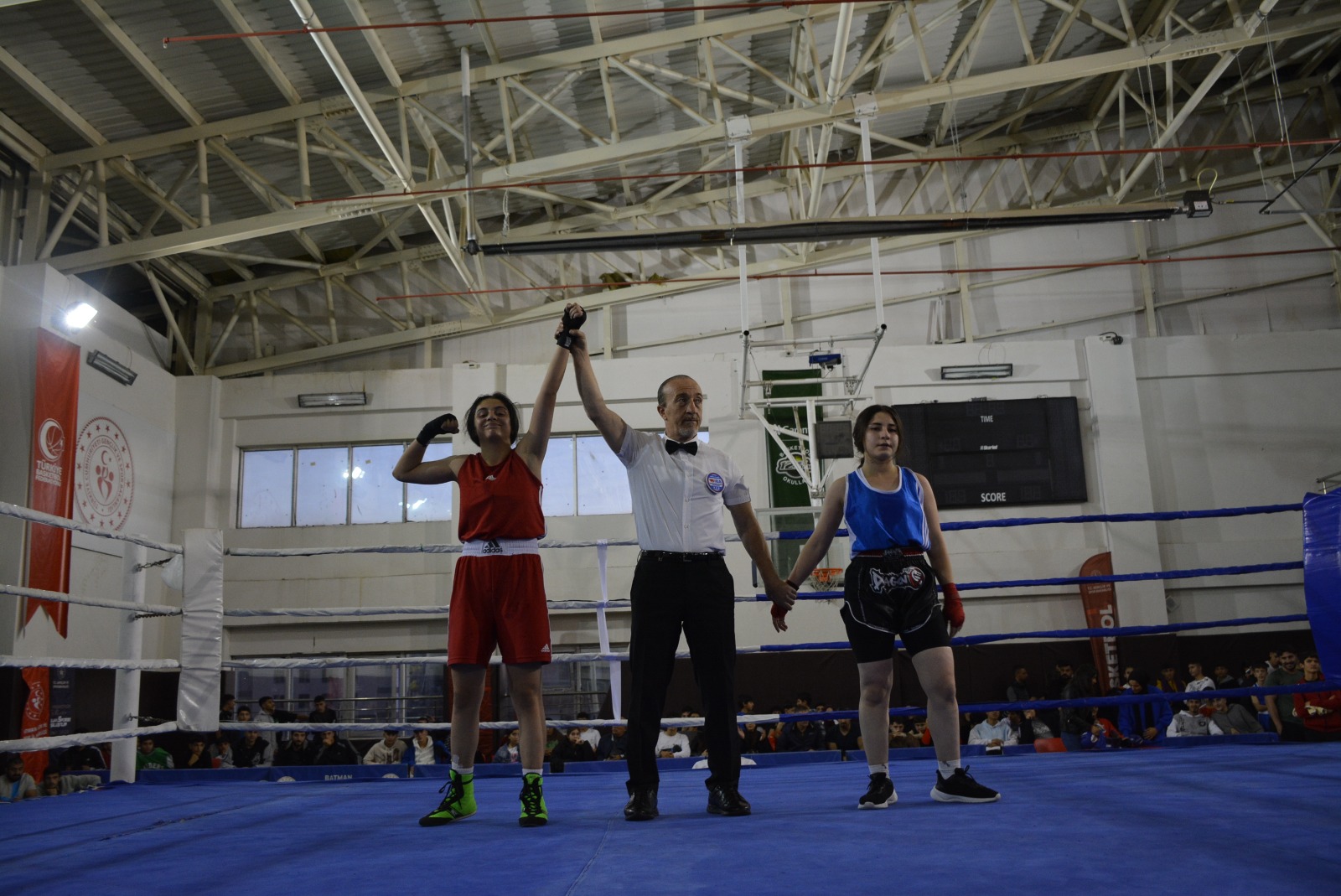 Boks şampiyonası nefes kesti