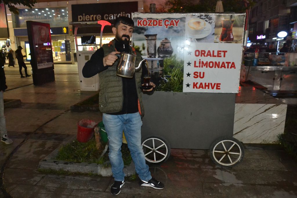 Çarşıda közde çay keyfi