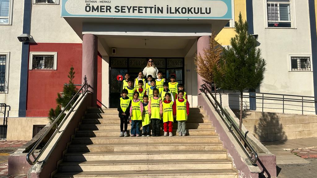 Çevre dostları öğrencilerden örnek davranış