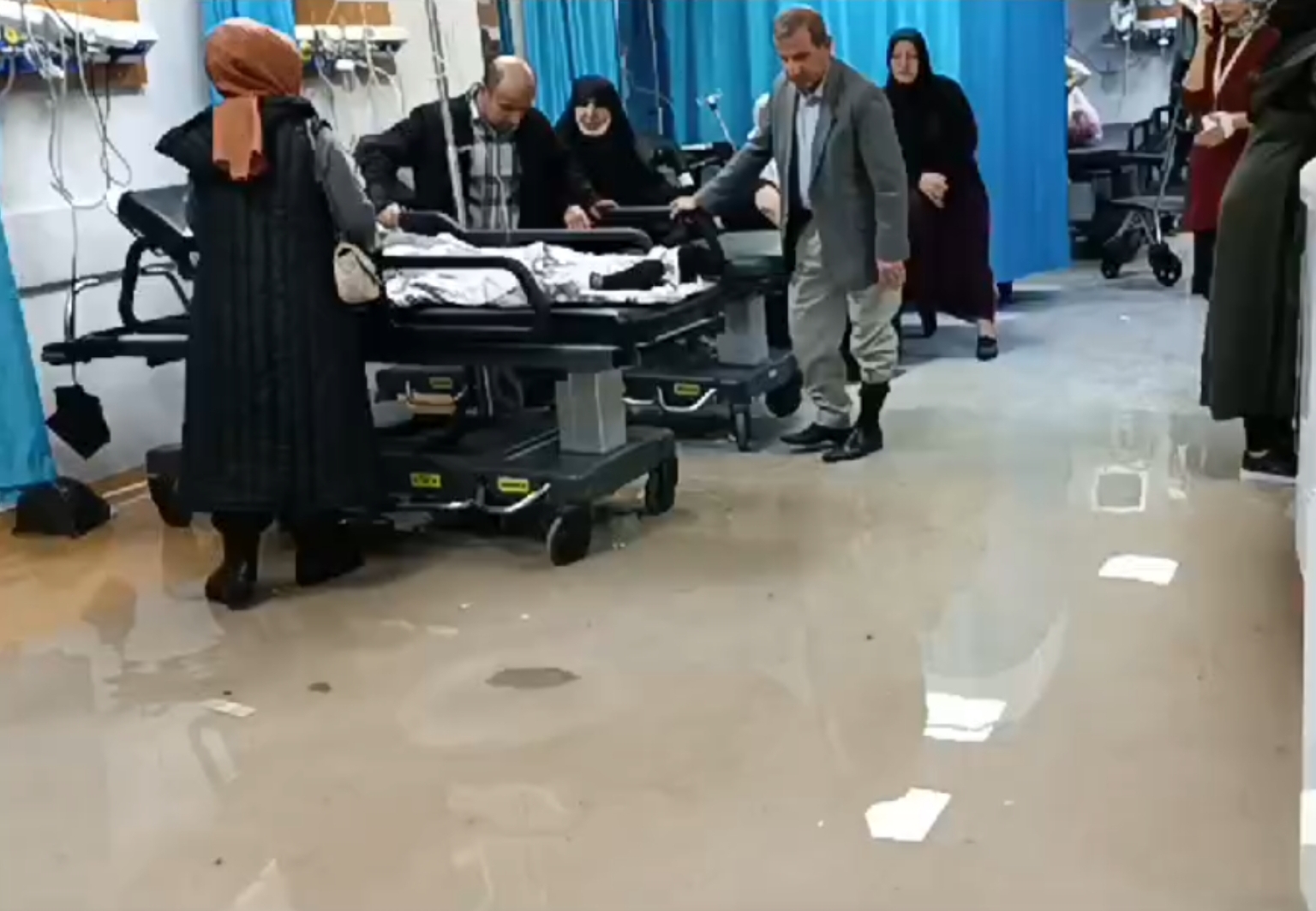 Hastaneleri su bastı