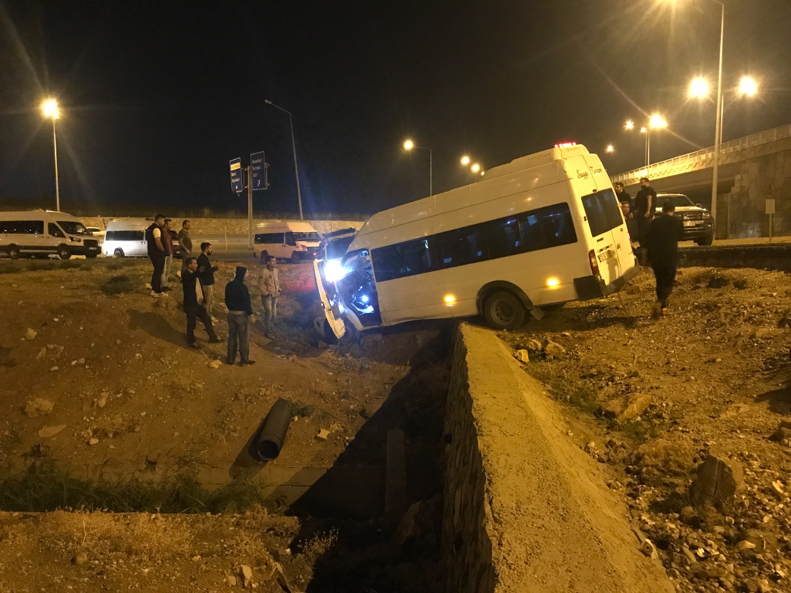 Virajı alamayan minibüs devrildi