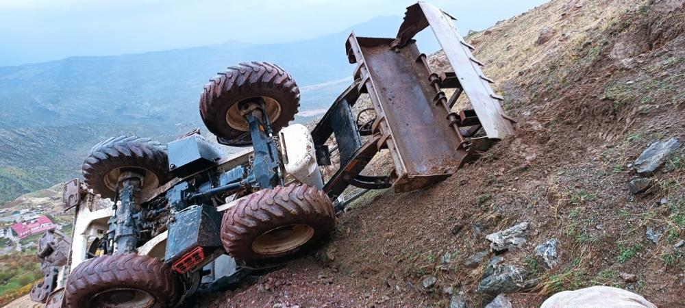 İş makinesi uçuruma yuvarlandı