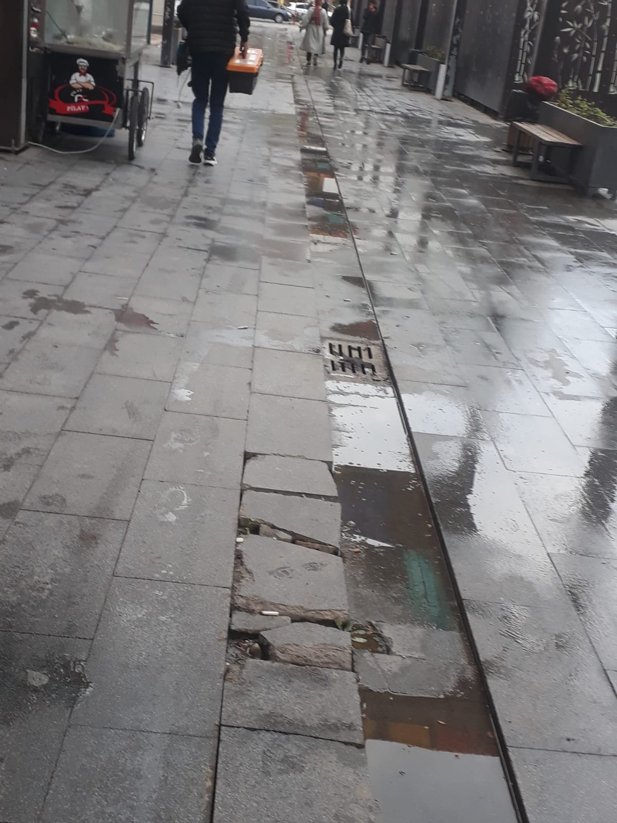 Kekik sokakta parkeler bir yıl dayanmadı