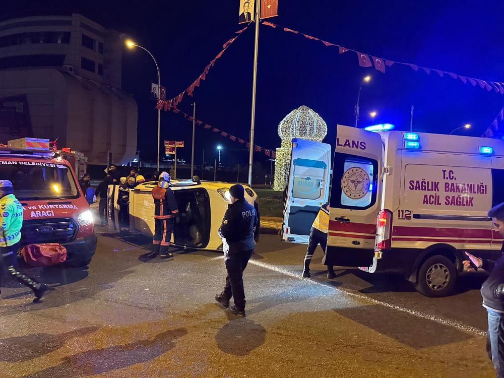 Kontrolden çıkan araç yan yattı