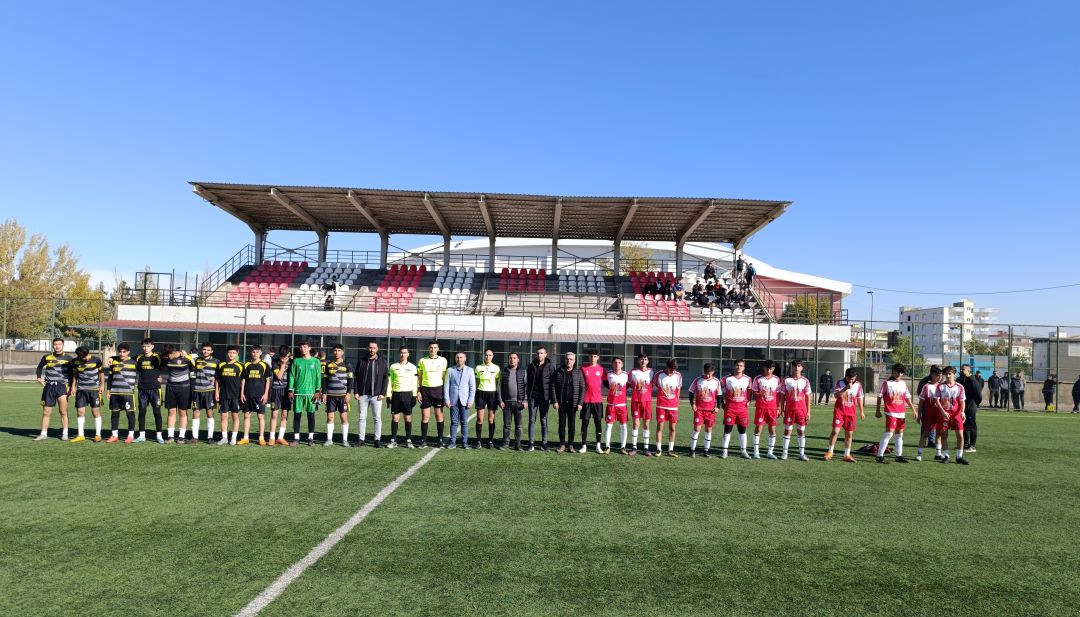 Liselerarası futbol turnuvası start aldı