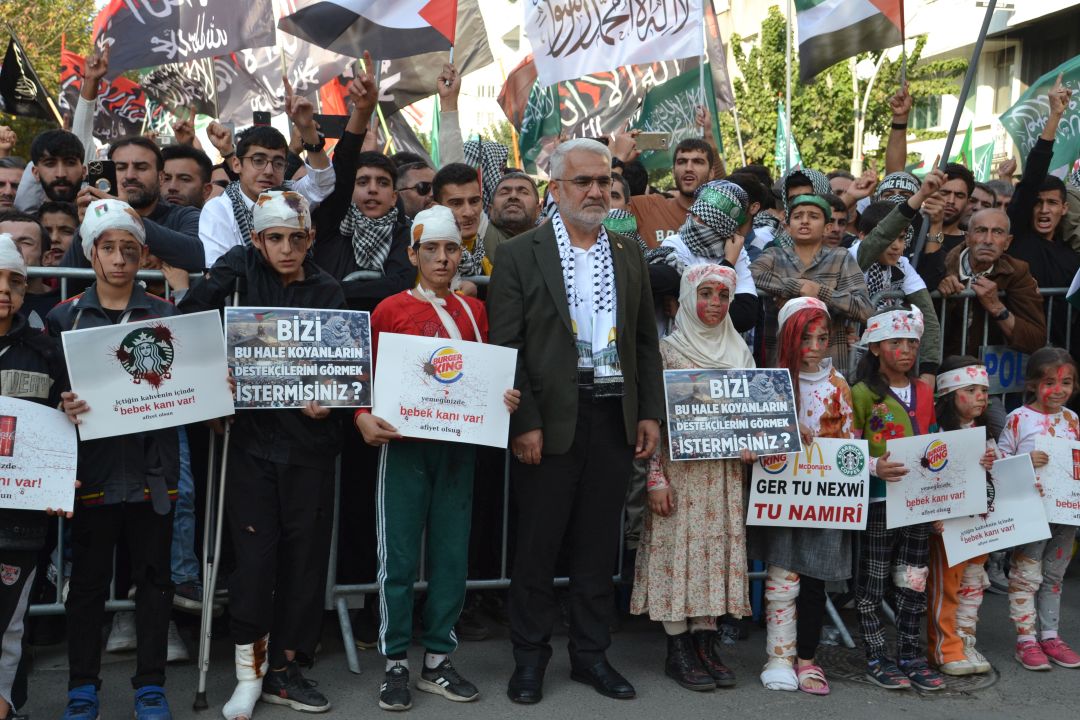 ONBİNLER ‘İSRAİL’İ LANETLEDİ