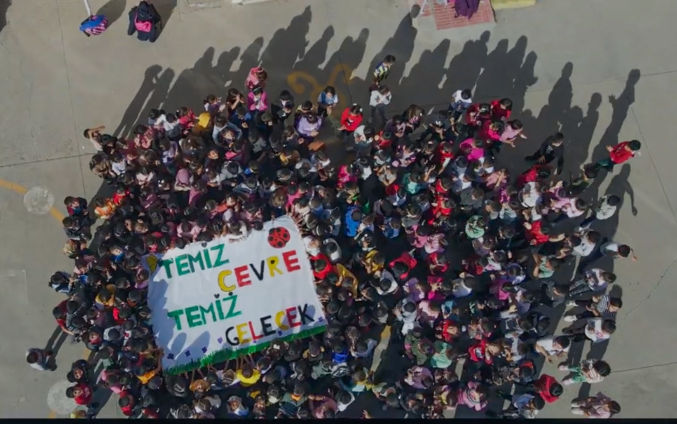 Öğrencilerden temizlik harekatı