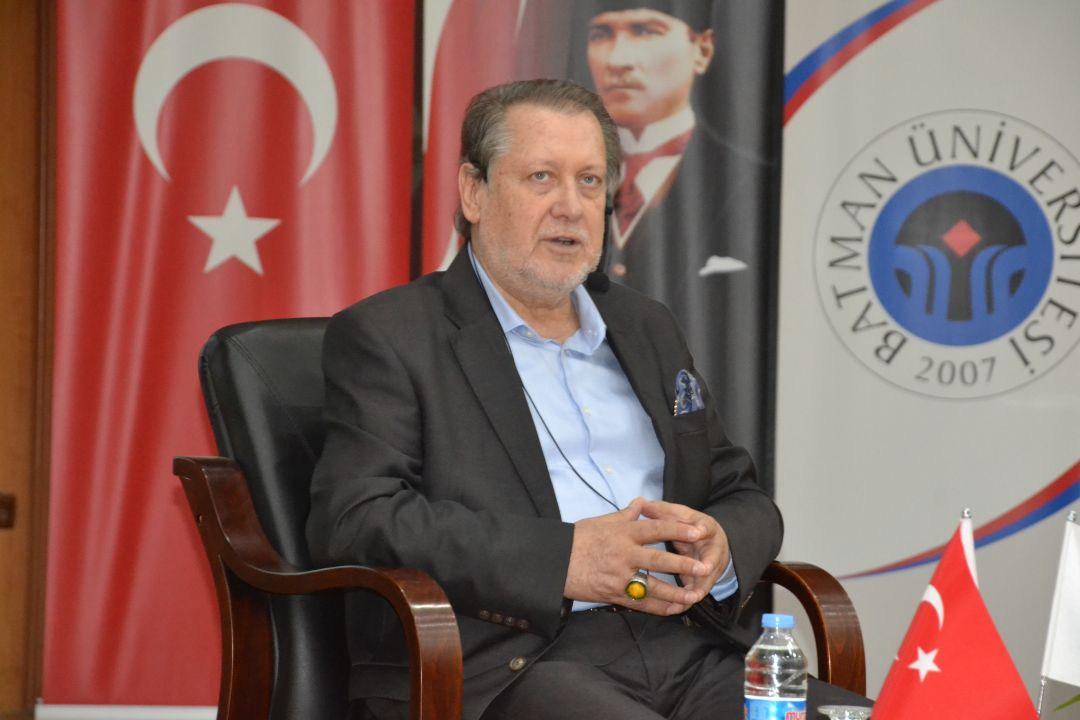 Öğrencilere Mevlana sevgisini anlattı