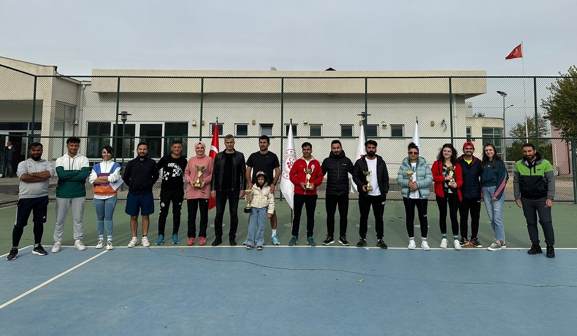 Öğretmenler teniste yarıştı