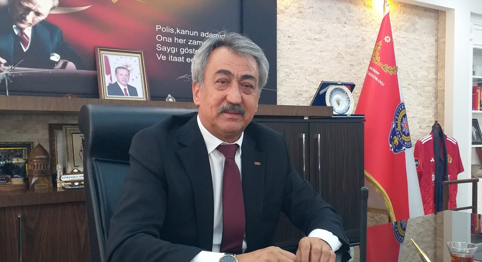 Siyaset için istifa etti