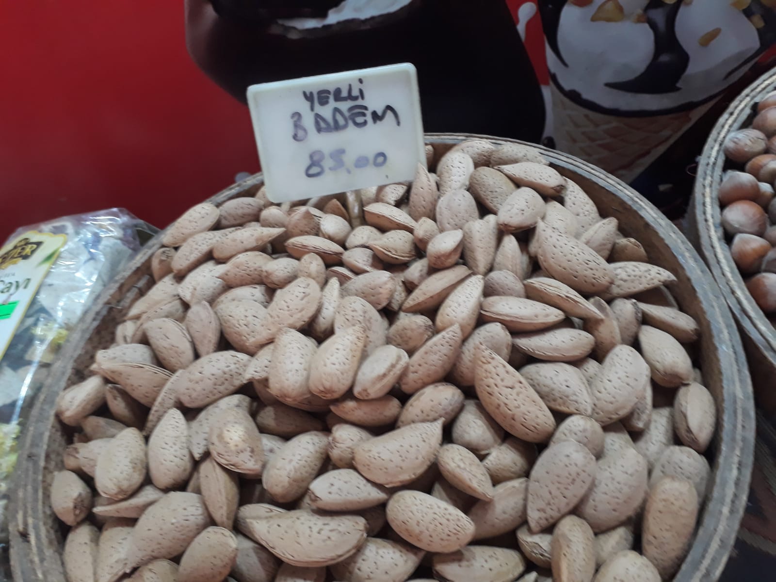 Yerli bademler tezgahlarda yerini aldı