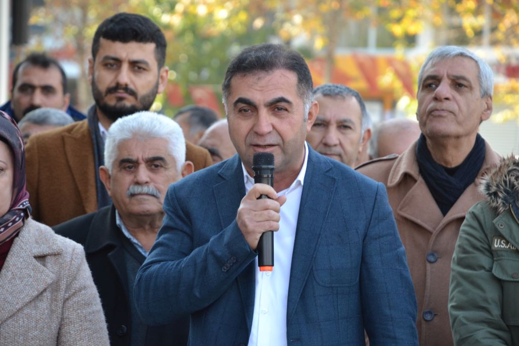 “Belediyenin binasını bile satışa çıkarırlar”