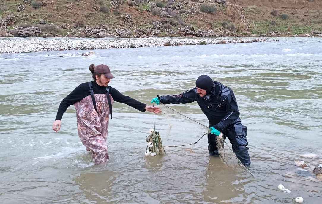 Çaylar hayalet ağlardan arındırılıyor