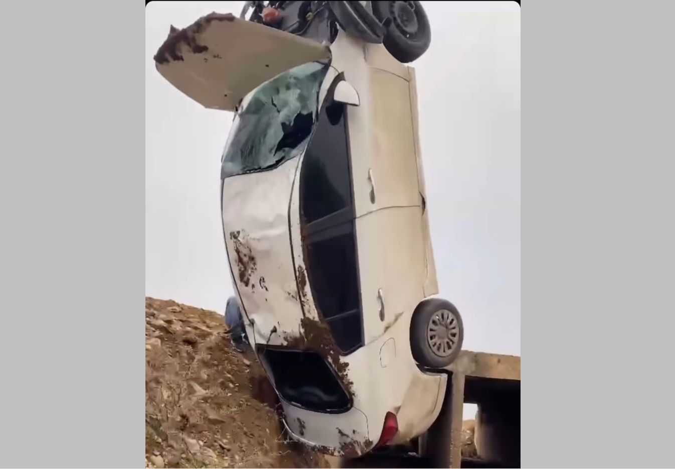 Sulama kanalına uçtu