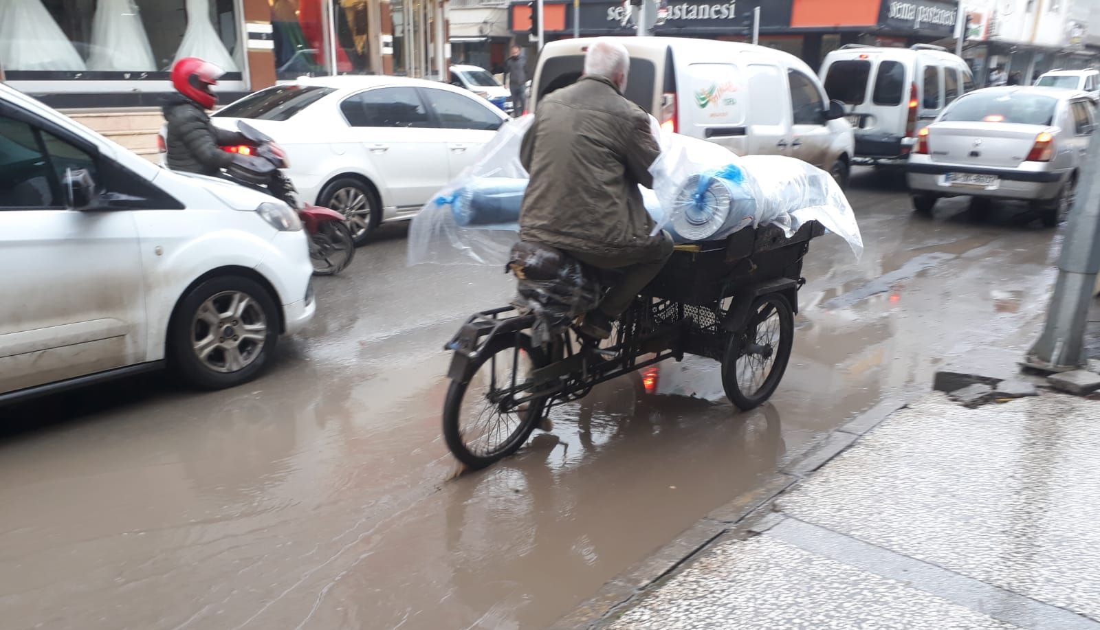 El arabacısının yağmurla mücadelesi